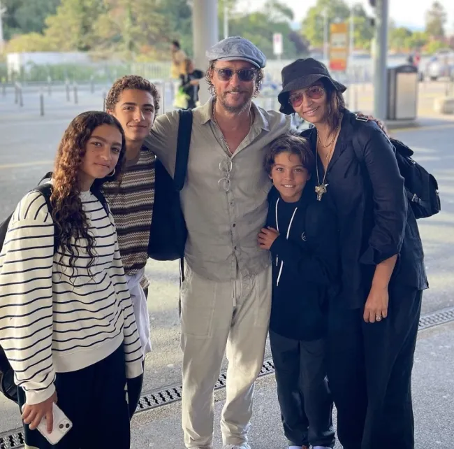 Matthew McConaughey y Camila Alves con sus tres hijos Levi, Livingston y Vida.