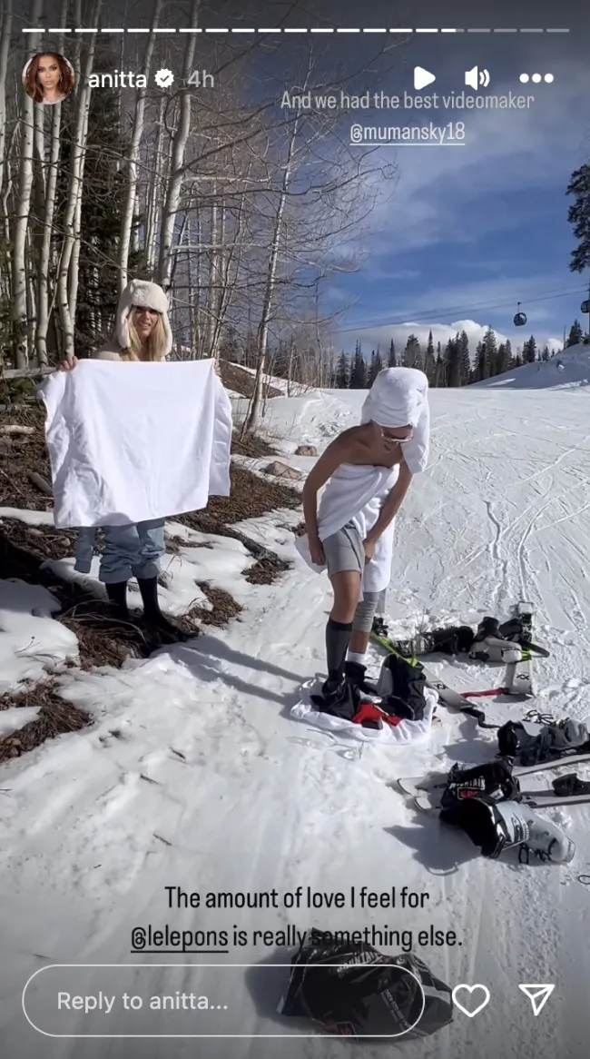 Luego, los amigos se cambiaron las toallas en la nieve mientras Umansky filmaba las “travesuras”.Instagram / Anitta