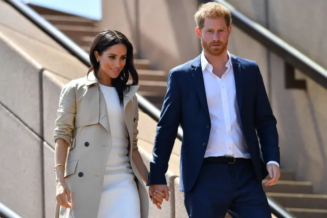La relación entre el duque y la duquesa de Sussex y su familia en el Reino Unido ha sido especialmente alta desde la publicación del libro revelador de Omid Scobie.SAEED KHAN/AFP vía Getty Images