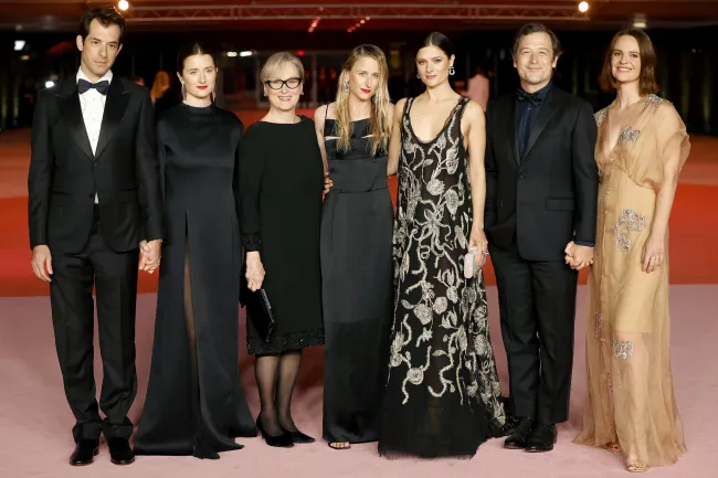 Los cuatro hijos de Meryl Streep la acompañaron en la Gala del Museo de la Academia.imágenes falsas
