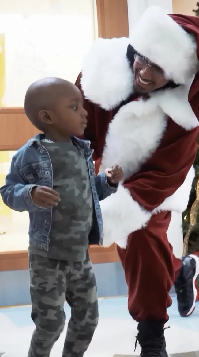 Nick Cannon, vestido de Papá Noel, dio regalos a los niños enfermos.Nickcannon/Instagram