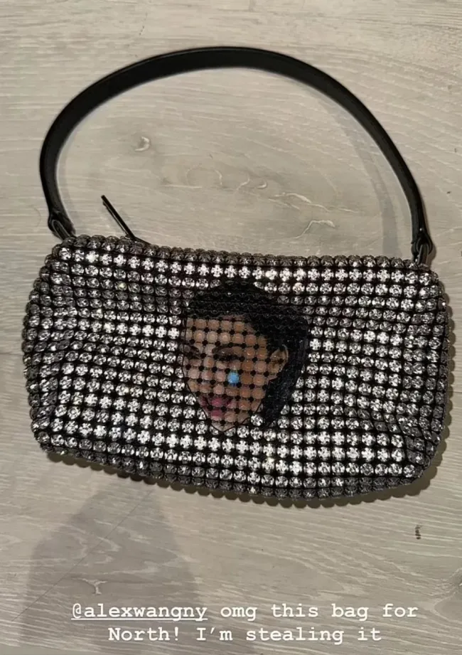 North West recibió un bolso Alexander Wang personalizado con la cara viral de llanto de mamá Kim Kardashian.
