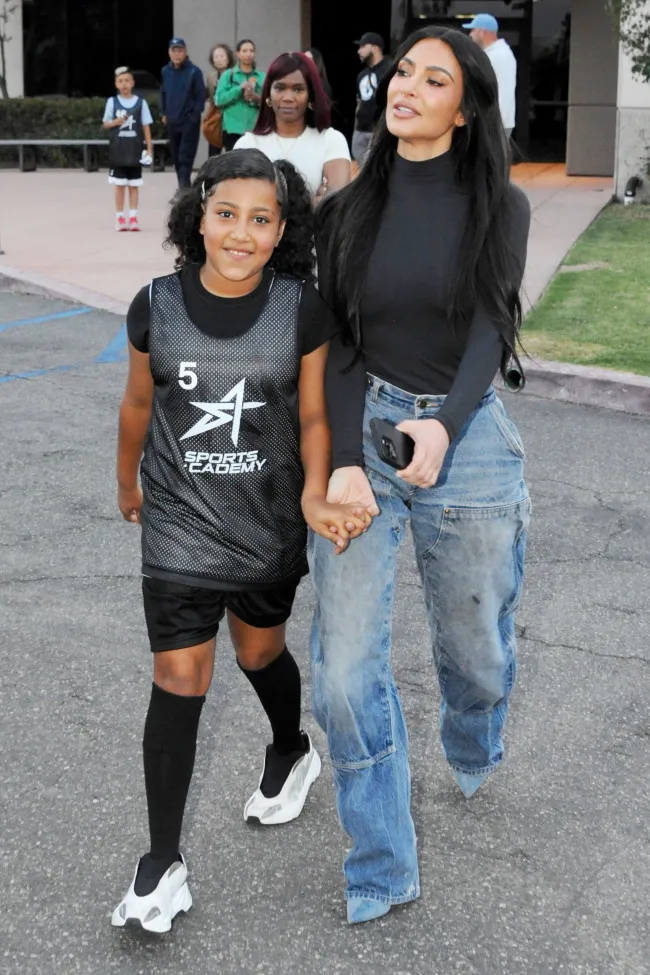 Kardashian bromeó diciendo que le iba a robar el bolso a su hijo de 10 años.TheImageDirect.com