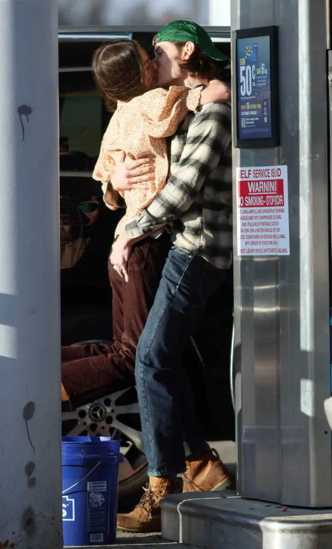 Olivia Rodrigo empacó el PDA con su nuevo novio, Louis Partridge.TheImageDirect.com
