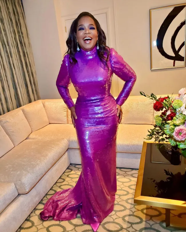 Oprah Winfrey lució un llamativo look morado en la Gala del Museo de la Academia de 2023.Oprah Winfrey/Instagram