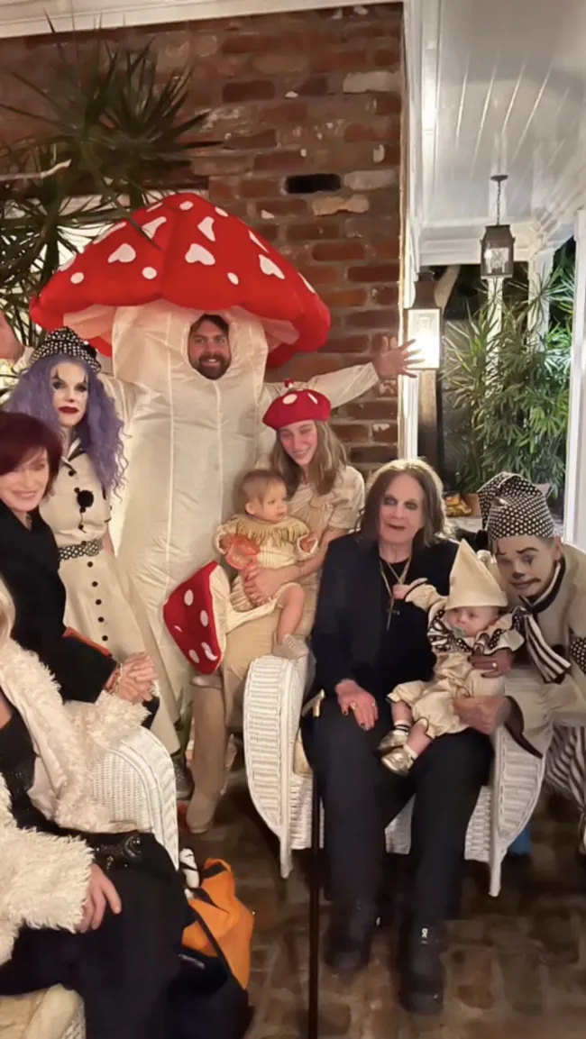 El rockero de Black Sabbath era todo sonrisas mientras posaba con su familia en una instantánea publicada en Instagram el lunes.sharonosbourne/Instagram