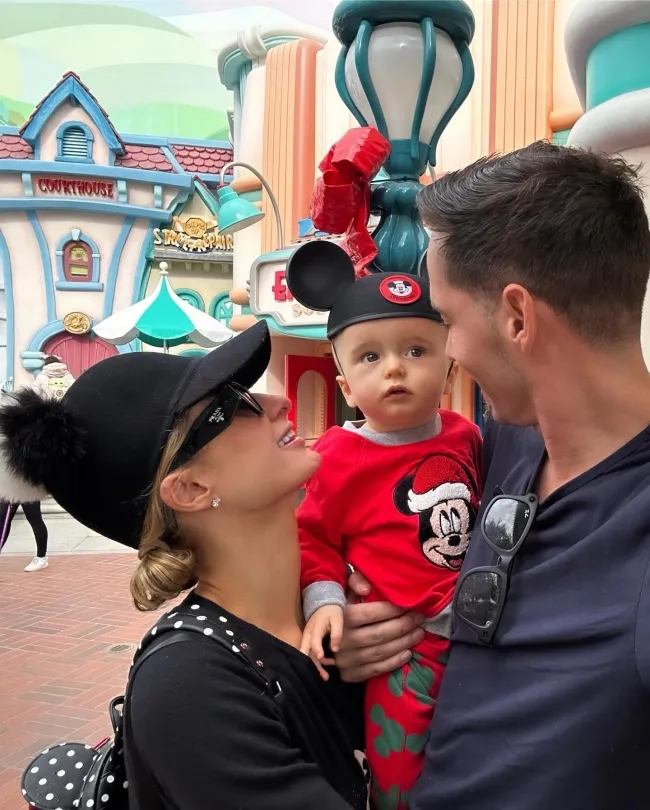 Paris Hilton y su esposo, Carter Reum, llevaron a su hijo, Phoenix, a Disneylandia.