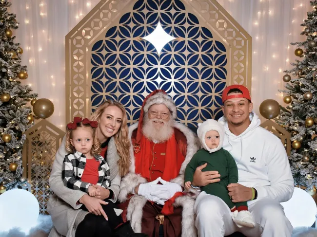 La semana pasada, la esposa de Patrick, Brittany Mahomes, compartió una foto de la familia de cuatro posando con Santa.brittanylynne/Instagram