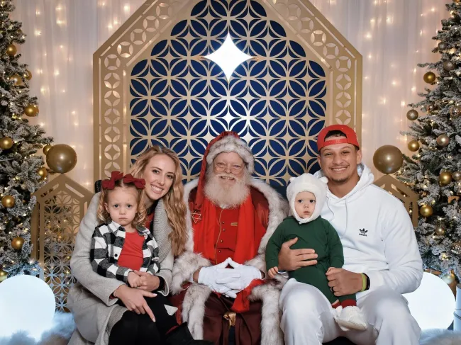 Los hijos pequeños de Patrick y Brittany Mahomes no parecían muy contentos de posar con Santa.