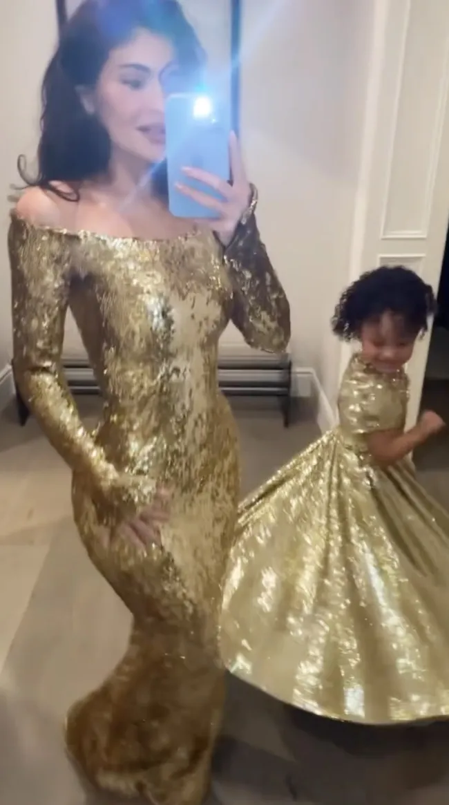 Kylie Jenner y Stormi con vestidos dorados a juego