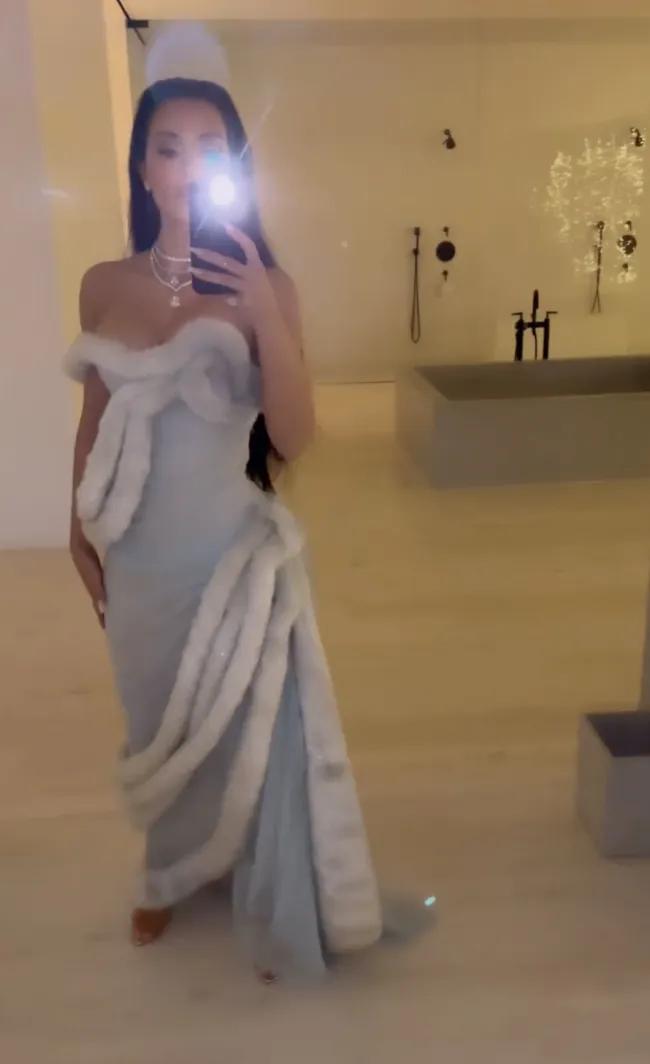 Kim Kardashian con un vestido gris peludo