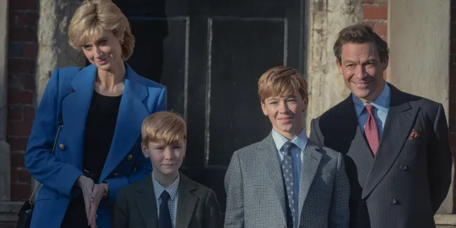 Senan (segundo desde la derecha) interpretó al Príncipe William en la temporada 5 de “The Crown”.©Netflix/Cortesía Colección Everett