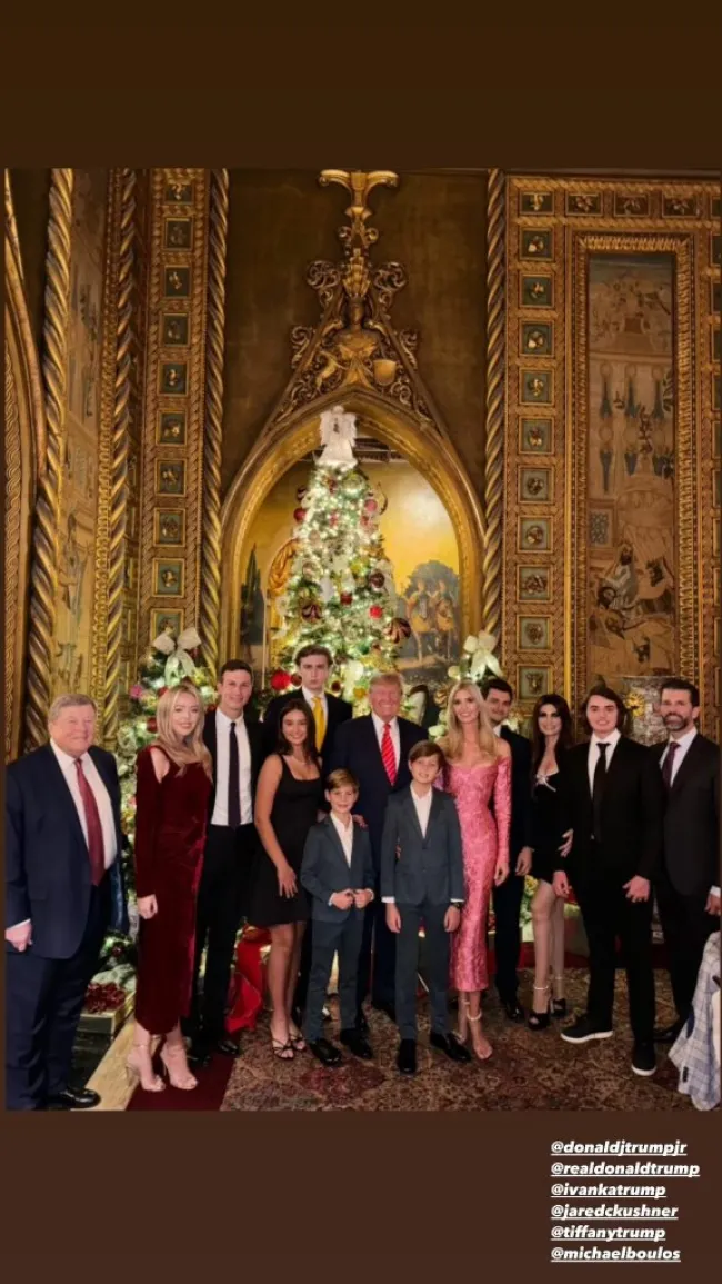 familia Trump frente a un árbol de navidad