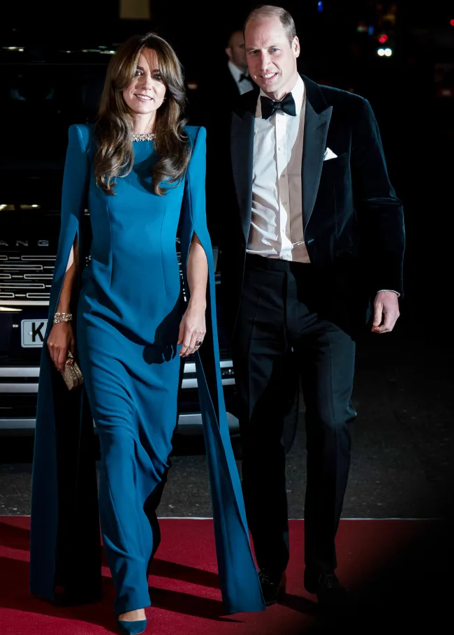 Kate Middleton y el príncipe William están “avergonzados” de por qué su foto familiar de Navidad ha llamado la atención, afirmó una fuente a Us Weekly.Aaron Chown-PA/POOL suministrado por Splash News / SplashNews.com