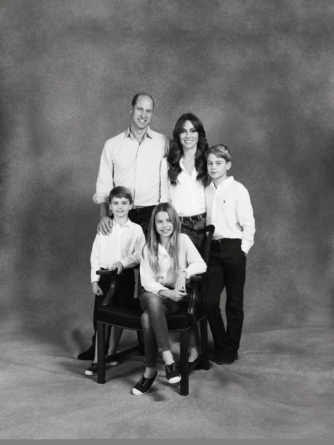 El dedo medio del príncipe Luis parecía faltar en la foto navideña de 2023 de su familia.imágenes falsas