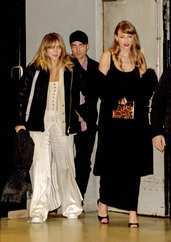 A principios de este mes, se vio a Waterhouse y Pattinson pasando tiempo con Taylor Swift en la ciudad de Nueva York.Imágenes de GC