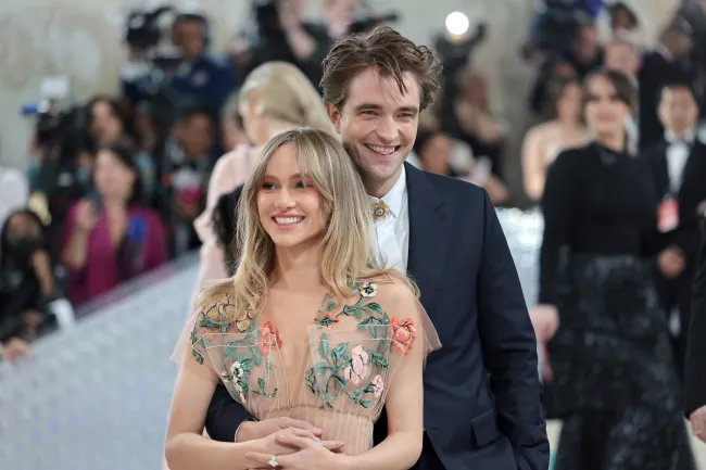 Según los informes, Robert Pattinson y la embarazada Suki Waterhouse están comprometidos.