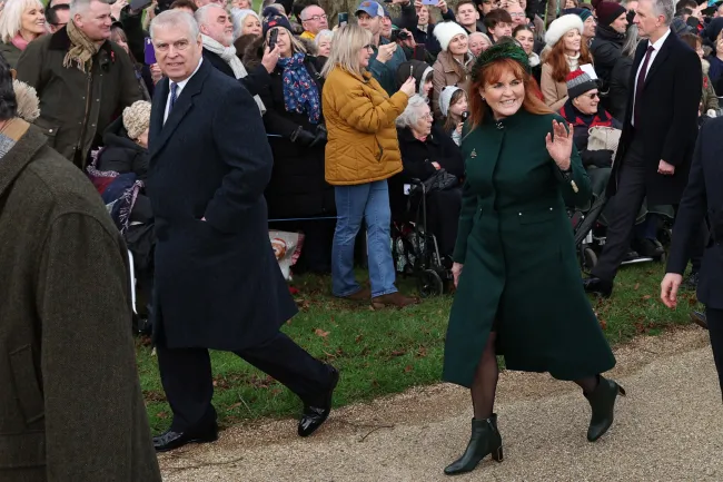 El Príncipe Andrés de Gran Bretaña, Duque de York (L) y Sarah, Duquesa de York (R), llegan al tradicional servicio del día de Navidad de la Familia Real en la Iglesia de Santa María Magdalena en Sandringham Estate, en el este de Inglaterra.