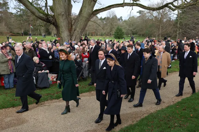 El Príncipe Andrés de Gran Bretaña, Duque de York (L), Sarah, Duquesa de York (2L), Edoardo Mapelli Mozzi (3L) y la Princesa Beatriz de York de Gran Bretaña (4L) llegan al tradicional servicio del día de Navidad de la Familia Real en la Iglesia de Santa María Magdalena en Sandringham. en el este de Inglaterra