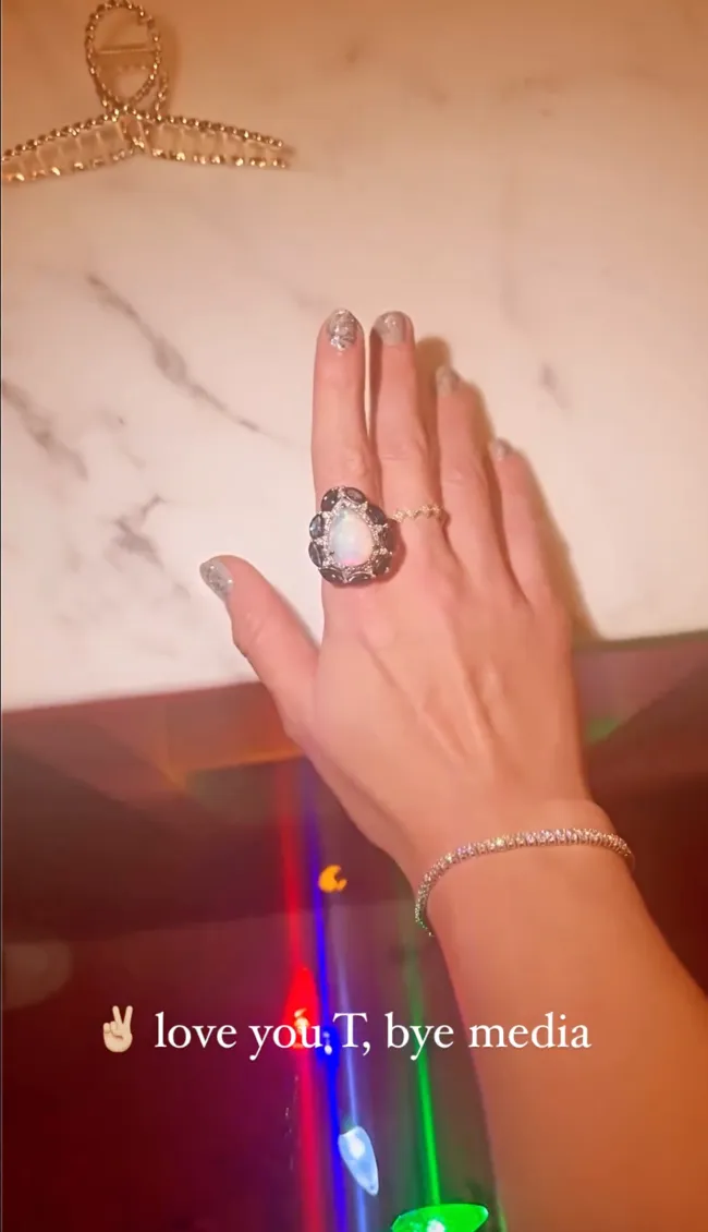 Taylor modeló el anillo en su dedo índice en un video publicado en la historia de Sperry.Instagram/@keleighteller