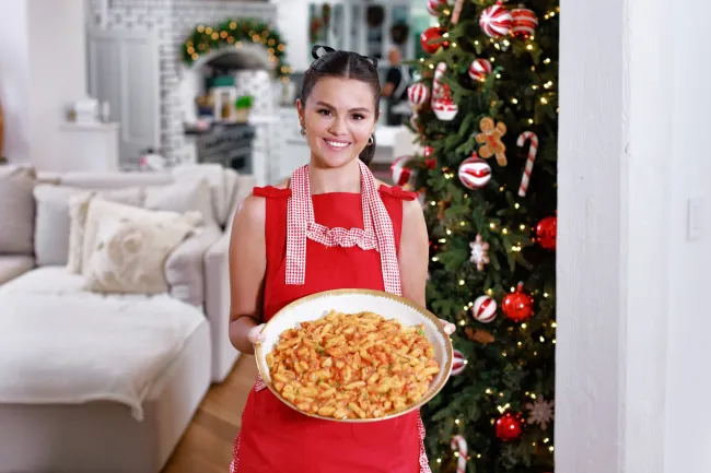 Selena Gomez se mostró tímida al hablar de enviar mensajes de texto a “chicos lindos” mientras filmaba el episodio más reciente de su miniserie de cocina, “Selena + Chef: Home for the Holidays”.La red alimentaria