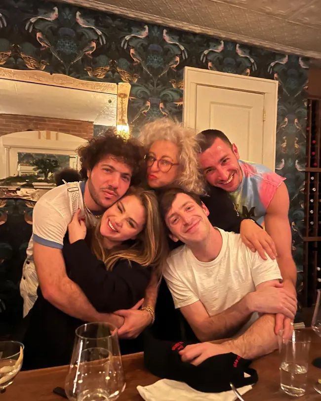 Ella abrazó a Bianco en una foto de su viaje a Nueva York este mes.selenagómez/Instagram