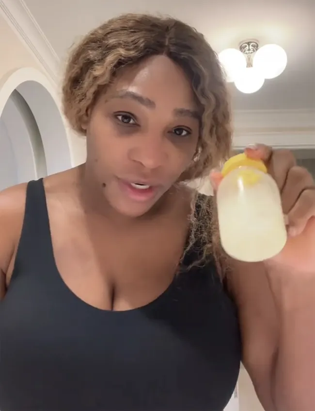 La estrella del tenis se grabó frotándose el líquido debajo de los ojos en un vídeo compartido en TikTok.Serena/TikTok