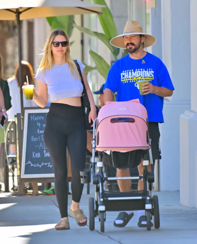 Shia LaBeouf y Mia Goth paseando con su hija.