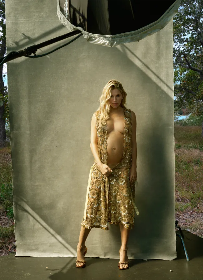 Mostró su barriga con un vestido dorado de pedrería de Miu Miu.Annie Leibovitz para Vogue