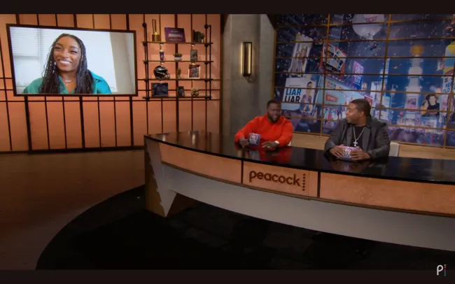 Simone Biles, Kenan Thompson y Kevin Hart durante una entrevista.