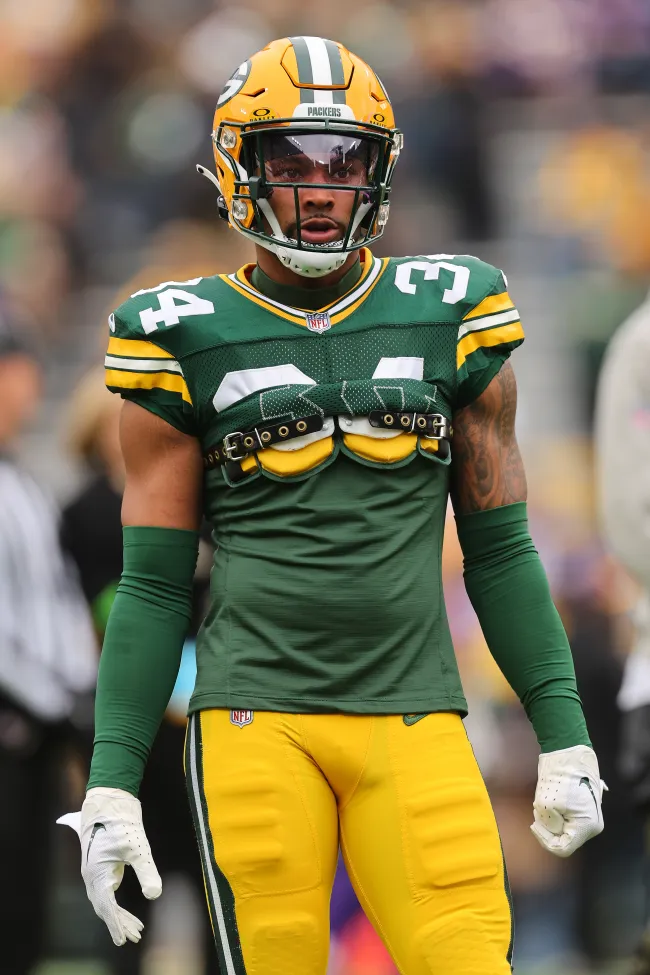 Jonathan Owens con su uniforme de los Green Bay Packers.