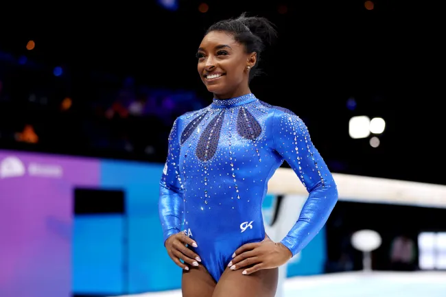 Simone Biles durante un campeonato de gimnasia.