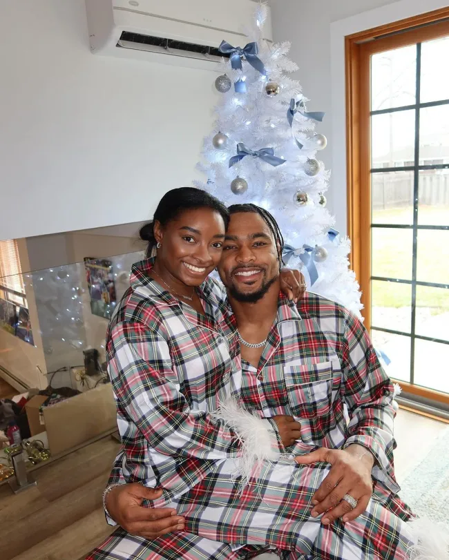 Simone Biles y Jonathan Owens en pijamas a juego.