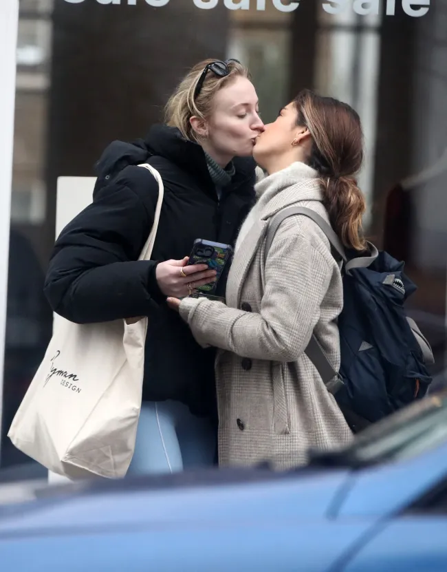 Sophie Turner fue fotografiada besando a una amiga en medio de su romance con Peregrine Pearson.