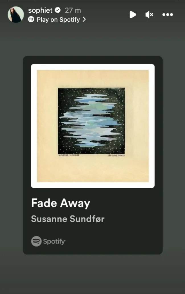 La actriz publicó “Fade Away” de Susanne Sundfør, que incluye letras sombrías sobre “desmoronarse”, en su historia de Instagram.Sofía Turner/Instagram