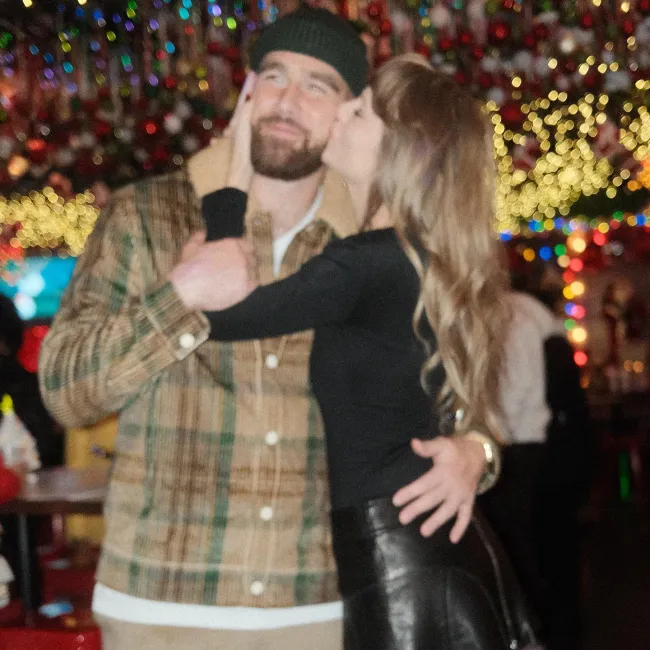 Taylor Swift le dio a su novio Travis Kelce un dulce beso en la mejilla en la fiesta de Navidad de los Kansas City Chiefs el domingo por la noche.Instagram/patty_cuts