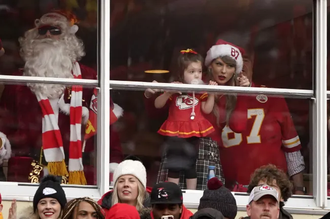 Taylor Swift es vista en una suite antes del inicio de un partido de fútbol americano de la NFL entre los Kansas City Chiefs y los Las Vegas Raiders el lunes 25 de diciembre de 2023 en Kansas City, Missouri.