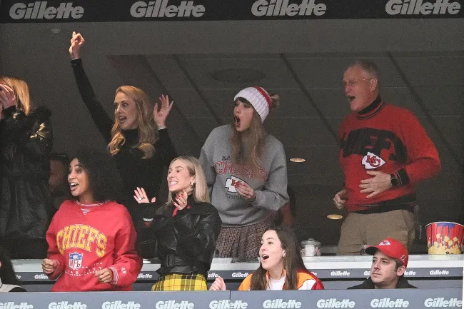 El padre de Swift, Scott, se unió a ella en un palco en el estadio Gillette.imágenes falsas