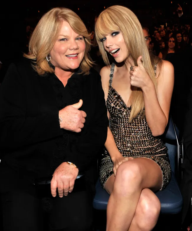 La estrella del pop, vista aquí con su madre, Andrea Swift, dijo que el video de la mujer le recordó 