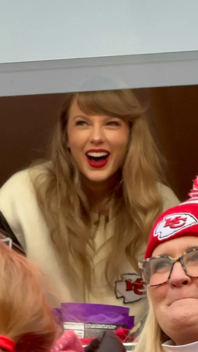 Taylor Swift sonriendo en el partido de los Chiefs