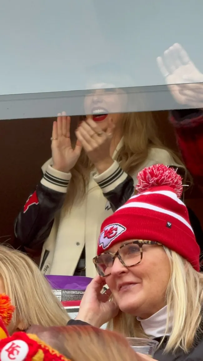 Taylor Swift aplaudiendo en el partido de los Chiefs