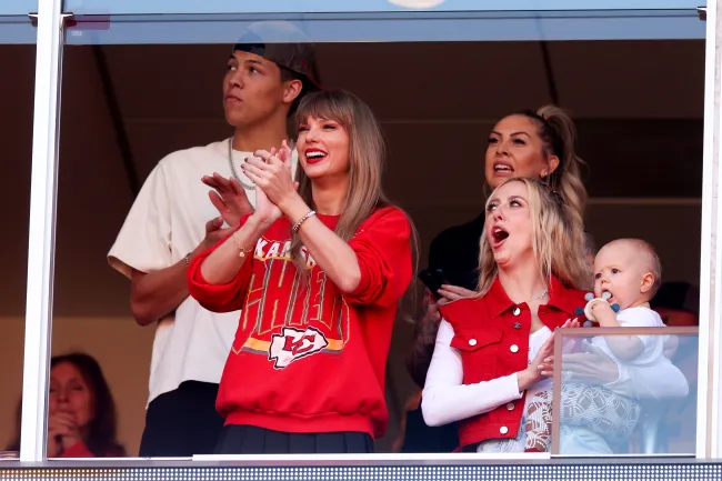 Taylor Swift usó de manera memorable un brazalete Erimish con el número de camiseta de Travis Kelce en un juego de los Chiefs el 22 de octubre, y la marca local es una de las favoritas de la familia del ala cerrada desde hace mucho tiempo.