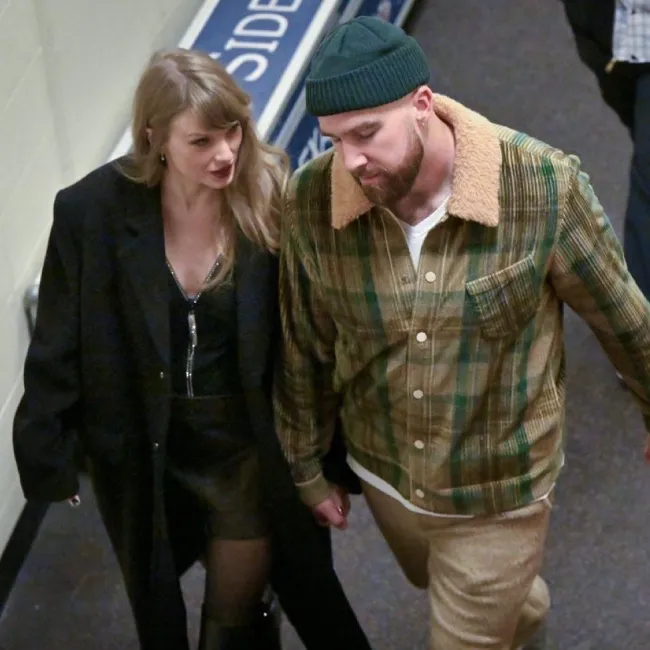 Taylor Swift consoló a Travis Kelce después de la derrota de los Kansas City Chiefs.@TheSwiftSociety / X