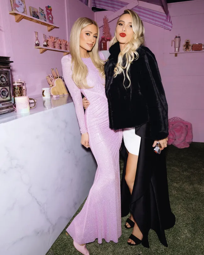 Paris Hilton organizó una fiesta navideña muy rosa en su casa.Kevin Ostajewski