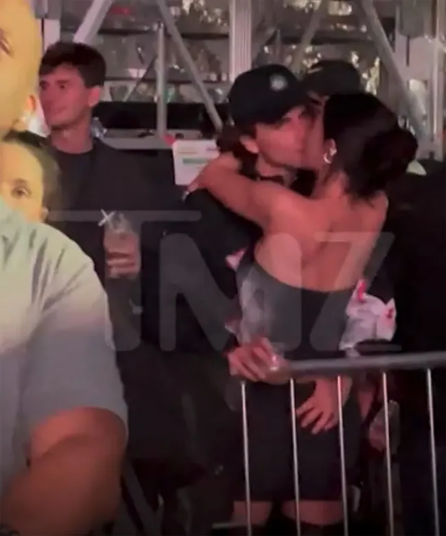 Kylie Jenner y Timothee Chalamet besándose.