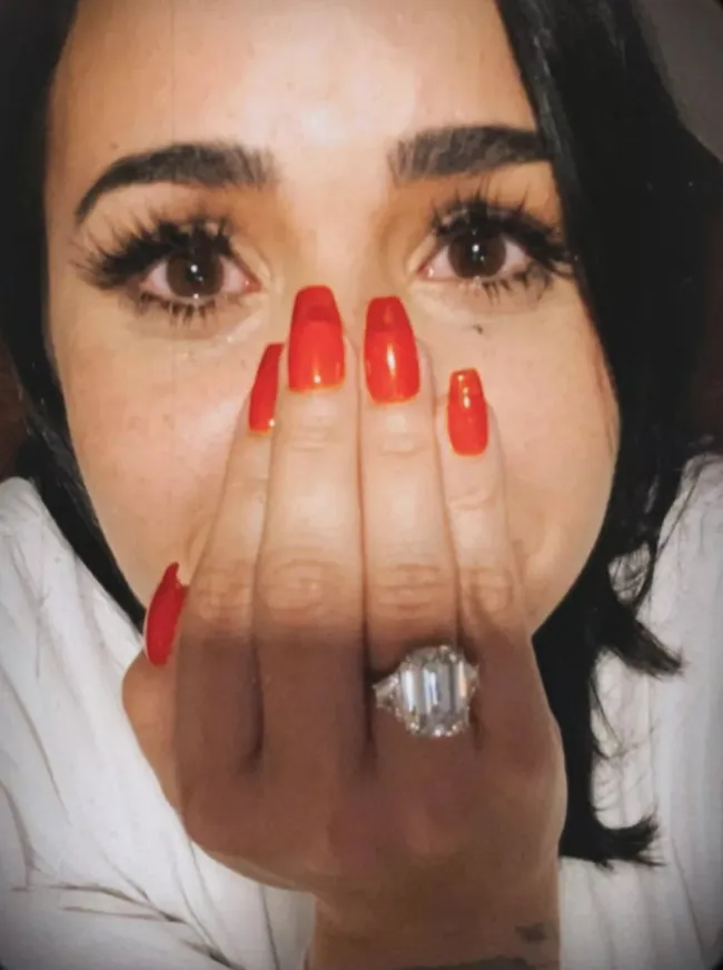 Lovato estuvo previamente comprometida con Max Ehrich, quien hizo la pregunta con un anillo de talla esmeralda en 2020.Demi Lovato/Instagram