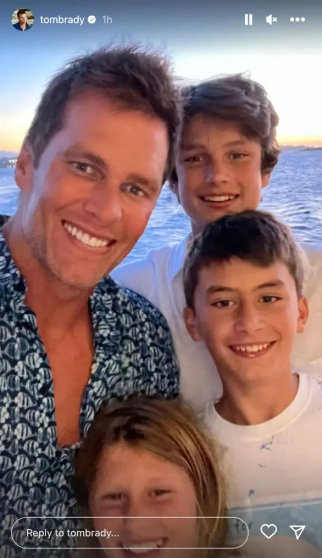 Tom Brady y sus 3 hijos selfie en el océano