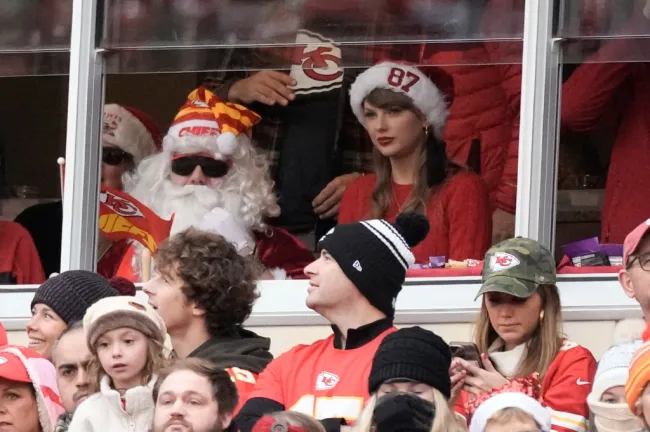 Taylor Swift sentada junto a Santa en el partido de los Chiefs