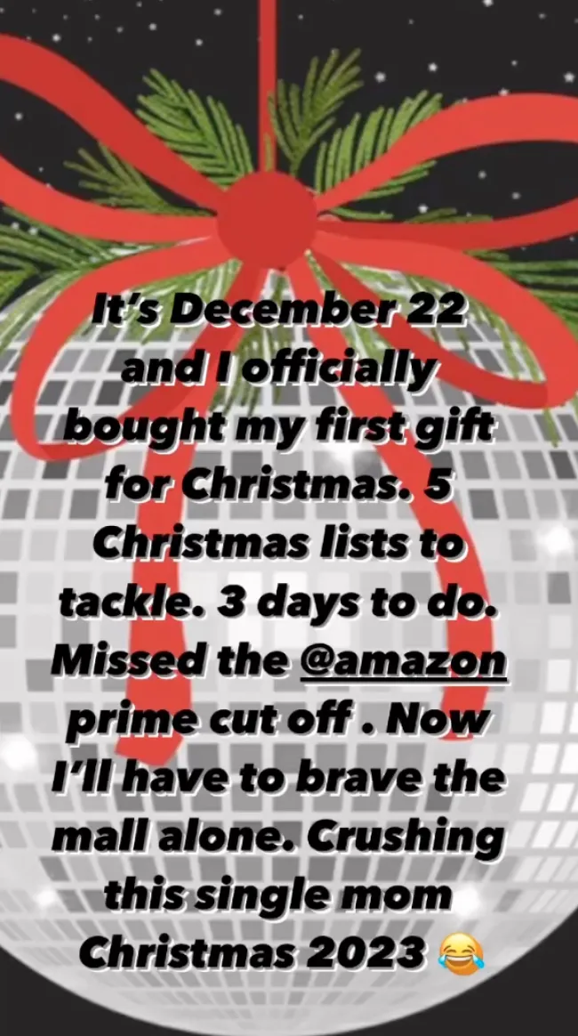 “Es 22 de diciembre y compré oficialmente mi primer regalo de Navidad. 5 listas navideñas para abordar. 3 días para hacerlo”, escribió.Tori Ortografía/Instagram