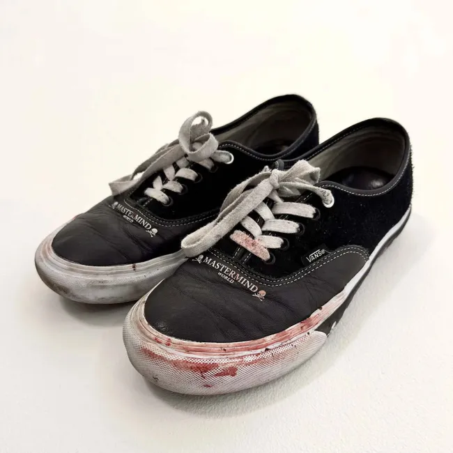 Un fan compró las zapatillas de deporte salpicadas de sangre de Travis Barker por 4.000 dólares en una reciente venta en línea.travisbarker.com